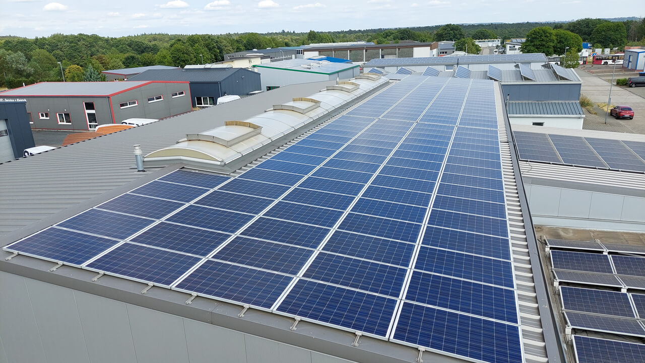 Reinigung von Photovoltaik-Anlage auf Hallendach im Gewerbegebiet Bexbach